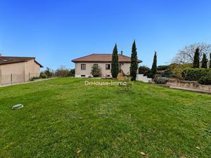 Maison plain pied à vendre avec garage et grand jardin à Pérouges