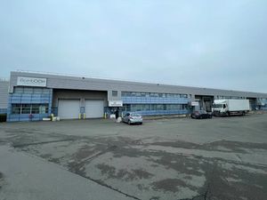 Location locaux professionnels 4518.99 m² à La Courneuve (93120)  48 956 €
