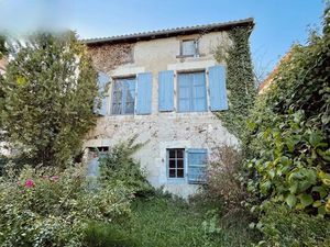 Vente maison 255 m² à Confolens (16500)  88 000 €