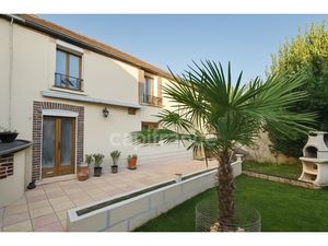 Maison à vendre 107 M2  3 chambres  1 cuisine équipée  1 garage  Cour  Petit Jardin avec t