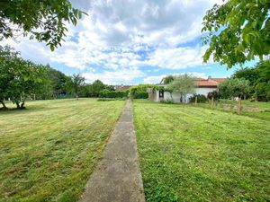 BRAX - TERRAIN CONSTRUCTIBLE AU COEUR DU VILLAGE