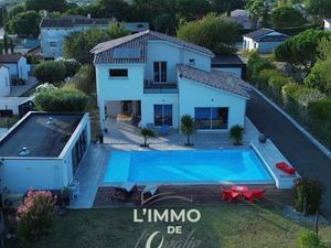 Maison d'architecte 7 pièce(s) 220 m2 avec dépendances et piscine