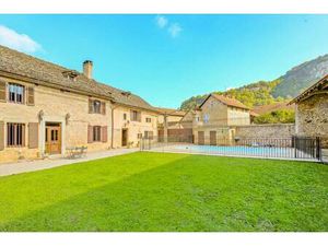 Maison de 10 pièces de 340 m² située à Hières-sur-Amby