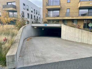 Ondergrondse autostaanplaats met kelderberging