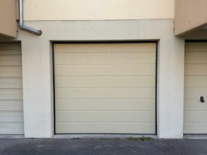 Loue place moto dans garage