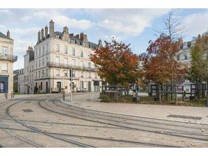 Mme. Amandine Girault