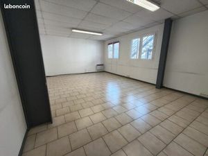 Plusieurs bureaux pro PMR