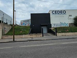 Local d'activité 300m2 avec parking et bureau luxueux