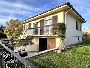 Maison individuelle rénovée avec jardin et garage