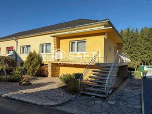 Maison habitable de plain-pied sur sous-sol complet dont garage 2 voitures  terrasse  3 ch