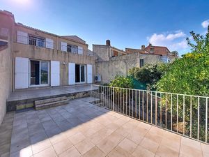 En vente à Carqueiranne (83) : villa avec terrasse 5 pièces