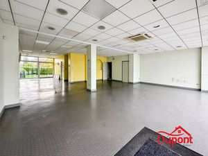 Local commercial à vendre avec de beaux volumes et un petit ext