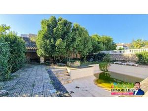 À vendre  ensemble immobilier de caractère à Milhaud 1101m² de parcelle 345m² habitables .