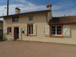 Maison en pierre avec véranda  2 garages  une grange et jard