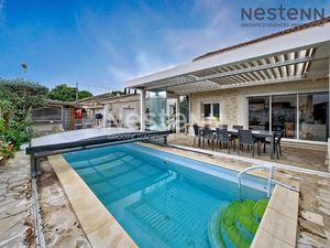 Belle maison rénovée avec studio indépendant et piscine couverte à Lunel-Viel
