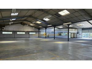 Local commercial de 1272 m² avec bureaux et parking