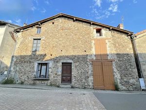 Vente maison 87 m² à Confolens (16500)  55 000 €