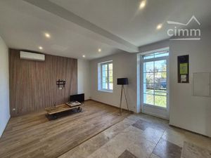 Maison ancienne rénovée en plein centre-bourg de Cour-Cheverny