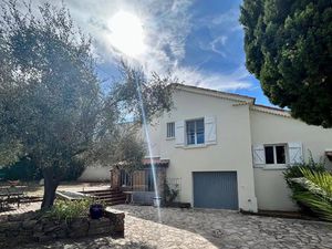 En exclusivité belle maison au calme sur un beau terrain arboré avec piscine et garages