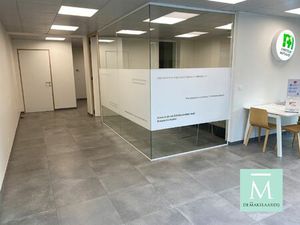 Uitstekend gelegen kantoor/handelspand in het centrum van St-Katelijne-Waver