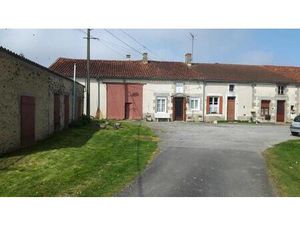 Hameau de 3 maisons et granges avec 5 hectares