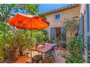 Maison de village unique avec cave à vin et terrasses