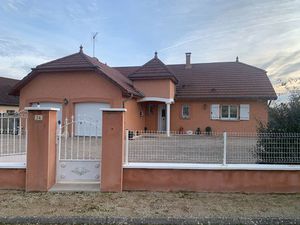 Maison idéale pour une famille avec jardin clôturé aménagé et double garage