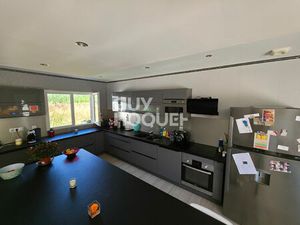 Grande maison familiale de plain-pied avec terrasse et terrain de 3000 m² à Saint-Barthéle