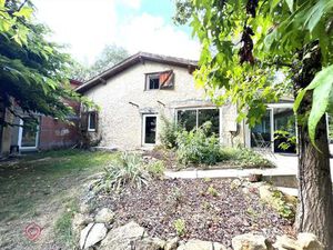 Propriété de 270m2 - avec dépendances - terrain attenant de 3557m2- proche de St Croix...