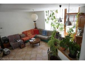 Maison de ville dans village