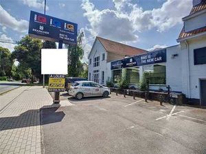 Commerce 350 m² + 8 P et 18 m de façade à rue