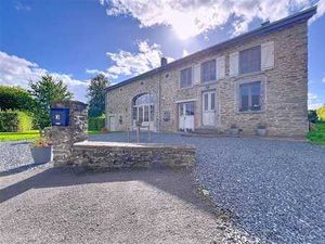 Ensemble immobilier composé d'une maison d'hôtes et d'un gît