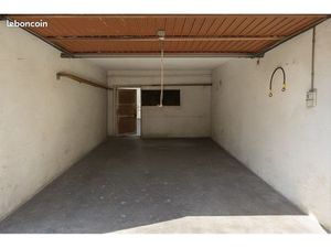 Grand garage à louer