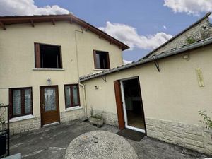 Propriété de village avec dépendances à proximité du village d'Aigre