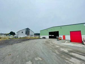 Entrepôt avec bureaux de + de 600m² à louer à Bièvre