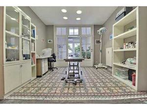 Immeuble composé d'un espace professionnel et d'un apparteme