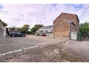Bureaux avec grand parking et jardin