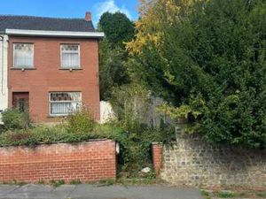 Maison 3 façades avec jardin à rénover idéalement située
