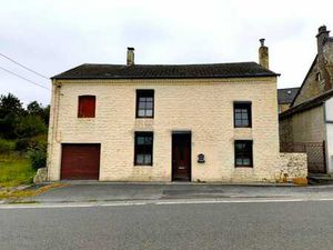 Bonne Maison d'Habitation avec garage  cour et jardin