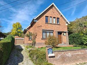 Villa 4 façades avec garage  dépendances et jardin