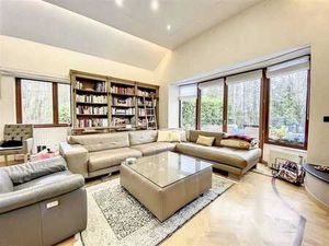 Villa + piscine + entrepôts - 300 m2