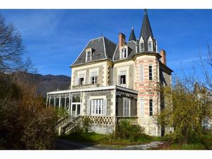 Chateau XVllle siecle avec orangerie  pavillon et belles vues