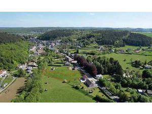 Grand terrain à bâtir au bord d’une rivière à Viroinval