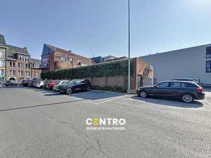 Veelzijdig pand bestaande uit RUIME woning met kantoor/pr...