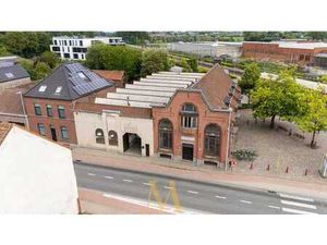 Ruim magazijn van 596 m² met twee inrijpoorten  kantoorru...