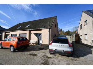 Halfopen bebouwing met inpandige garage met 3 slaapkamers