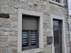 Maison 3 façades en pierre rénovée avec jardin et garages