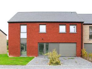 Maison 4 chambres meublée avec grandes baies vitrées.