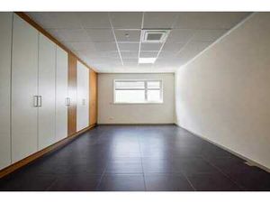 Bureau lumineux avec salle d'attente