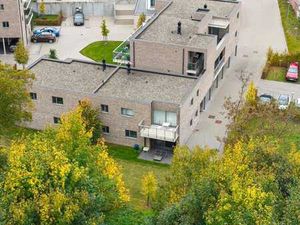 MODERN GELIJKVLOERS APPARTEMENT MET TERRAS EN STAANPLAATS...